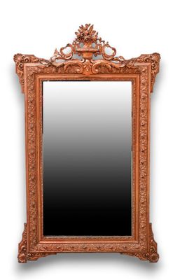 On voit un miroir richement sculpté sur fond blanc.