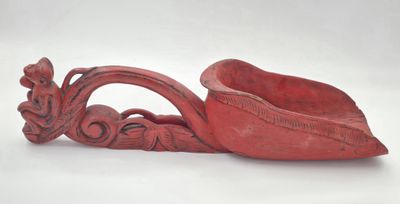 BIRMANIE. Pelle à riz en bois sculpté et laqué, la prise à d…
