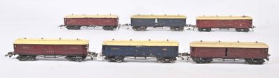 plusieurs petits trains sont alignés sur une surface blanche