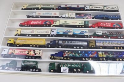 de nombreux petits trains exposés dans une vitrine