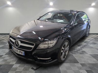 une photo d'une Mercedes Classe S noire garée sur un sol à damier