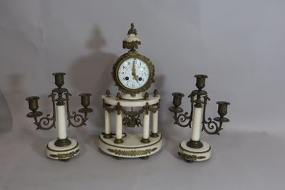 Pendule portique de style Louis XVI en marbre blanc et laito… - Photo 1