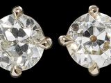 une paire de boucles d'oreilles en diamant sur fond noir