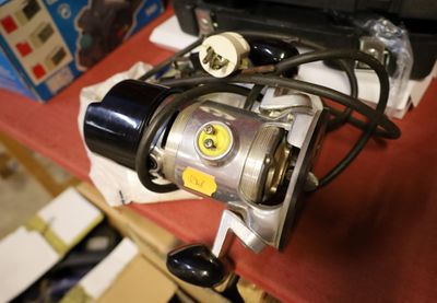 un gros plan d'un moulinet de pêche posé sur une table