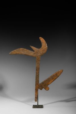 paire de sculptures en bronze représentant un oiseau et une tête d'oiseau
