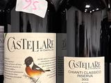 plusieurs bouteilles de vin sont alignées sur une étagère