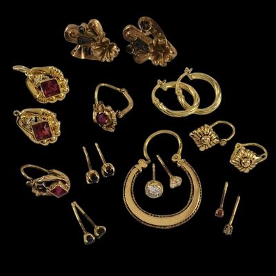 une collection de bijoux en or, comprenant notamment des boucles d'oreilles et des bagues