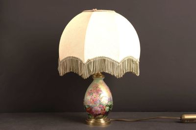 une lampe posée sur une table à côté d'une lampe