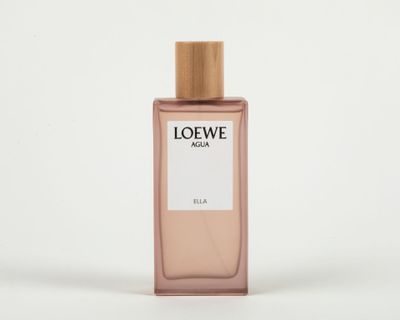 un flacon d'eau de Loewe sur fond blanc