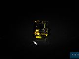 un gros plan sur un téléphone portable posé sur une table dans l'obscurité