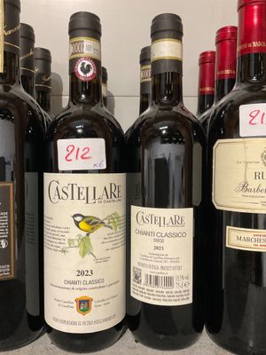 des bouteilles de vin sont alignées sur une étagère dans un magasin