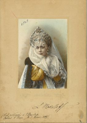 une vieille photographie d'une femme portant un voile blanc et des gants dorés