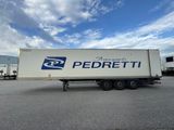 un camion semi-remorque garé dans un parking
