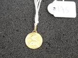 gros plan d'une pièce d'or sur une ficelle avec une étiquette de prix