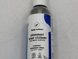 un flacon de déodorant en spray posé sur une table