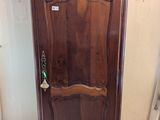 une armoire en bois avec une porte au milieu
