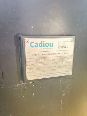 une pancarte sur la porte d'un immeuble où l'on peut lire « Cadiou »