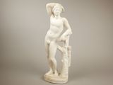 une image représentant une statue de femme debout sur un piédestal