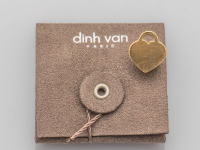 un gros plan sur un morceau de tissu orné d'un cœur