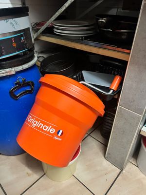 Toute la batterie de cuisine et la vaisselle du restaurant -…