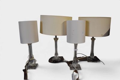 trois lampes posées sur une table