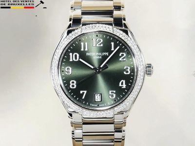 un gros plan d'une montre-bracelet au cadran vert
