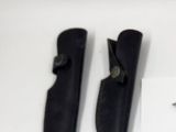une paire de ciseaux et une paire de lames posées sur une table