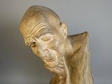 statue d'un homme chauve, la main posée sur le menton