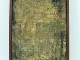 une image représentant un tableau posé sur une surface blanche et encadré d'un cadre en bois