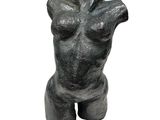 sculpture représentant un torse féminin sur fond blanc