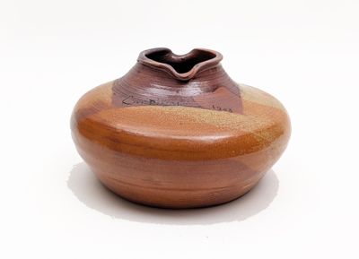 VASE en céramique émaillée de couleur violine sur fond orang…