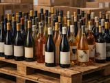 de nombreuses bouteilles de vin posées sur une palette dans un entrepôt