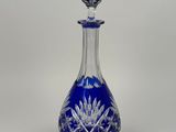 une image représentant une bouteille en verre bleue sur fond blanc