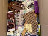 une boîte en carton remplie d'articles divers à vendre