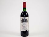 gros plan d'une bouteille de vin rouge sur fond blanc