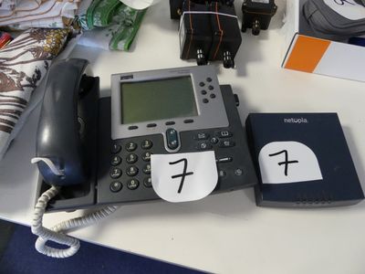 un téléphone posé sur un bureau à côté d'un sac de bonbons