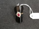 gros plan d'une bague sur une surface noire avec une étiquette de prix
