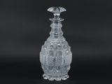 un vase en verre transparent posé sur une table noire