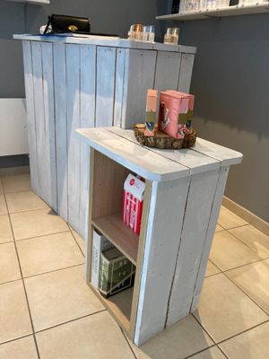 une petite table avec une étagère au milieu