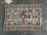 un vieux tapis est posé par terre