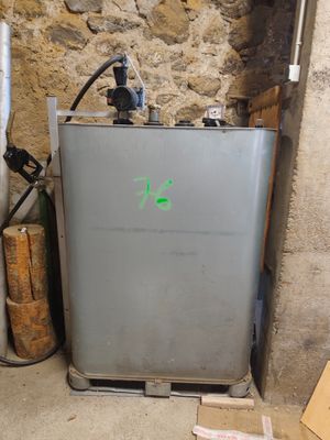 un réfrigérateur qui se trouve dans le coin d'une pièce