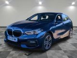 une BMW X2 bleue garée dans un showroom