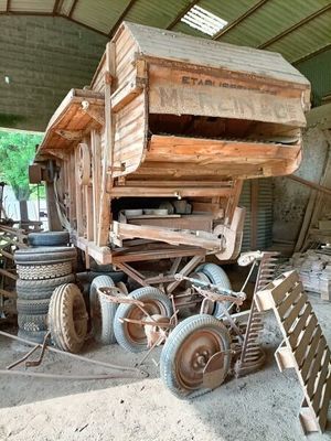 un vieux camion avec une remorque attelée, dans un garage