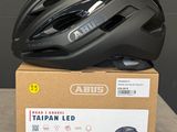 une photo d'un casque de vélo posé sur une boîte