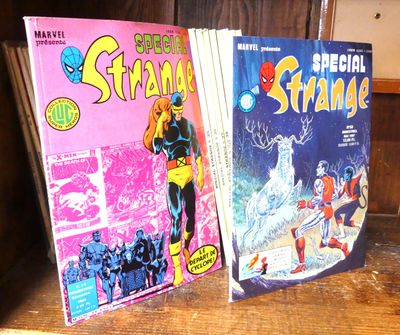 deux livres posés sur une table
