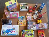 beaucoup de jouets sur la table