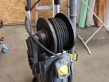 une photo d'un nettoyeur haute pression dans un garage