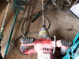 une photo montrant un tas d'outils posés par terre