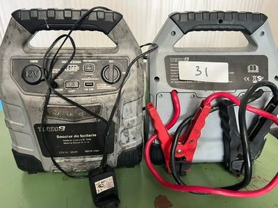 deux batteries et un chargeur posés sur la table