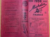 un vieux livre sur lequel figure la photo d'un joueur de baseball